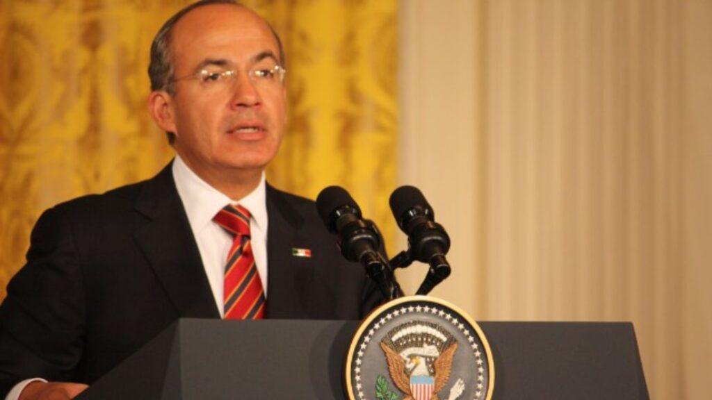 Felipe Calderón reacciona a la extradición de 29 narcotraficantes a EE. UU., incluyendo Caro Quintero y los hermanos Treviño. Análisis de su postura y contexto.