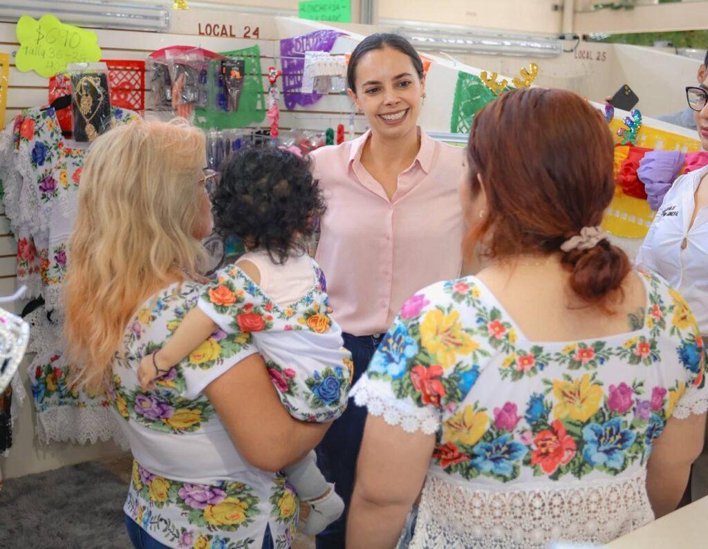 Emprende Ana Paty Peralta primera edición de "Merkadito Rosa" en apoyo a la economía local