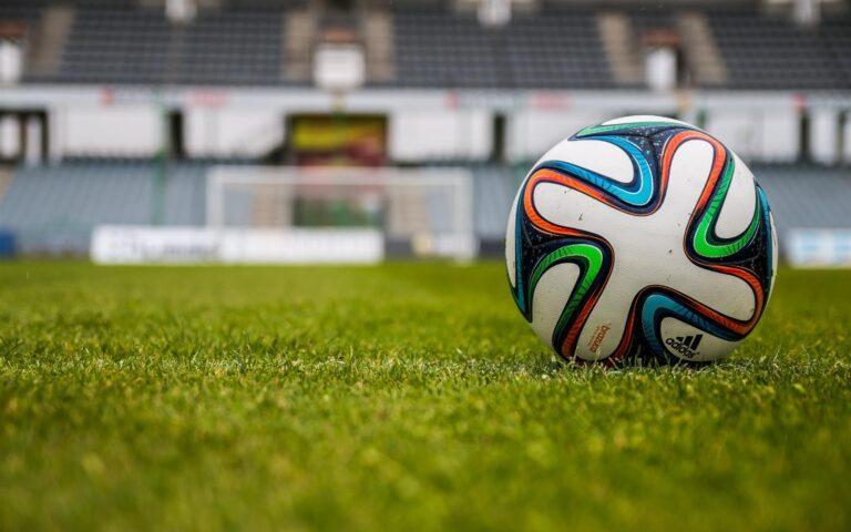 IFAB cambia las reglas: los árbitros marcarán córner si el portero retiene el balón más de ocho segundos