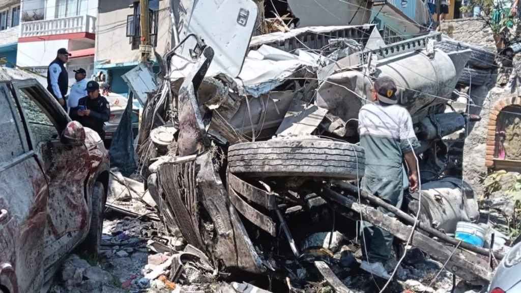 Accidente de tráiler en Naucalpan deja heridos y severos daños materiales