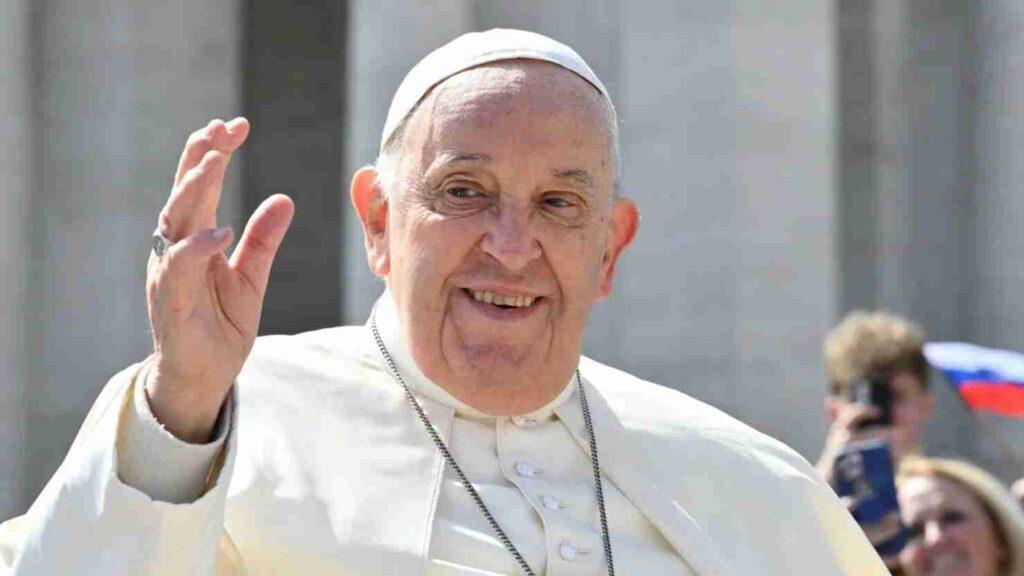 Papa Francisco mejora tras su hospitalización por neumonía