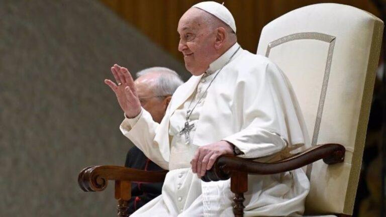 Papa Francisco muestra mejoría