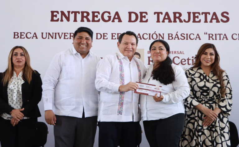 Entrega de tarjetas de la beca universal "Rita Cetina"