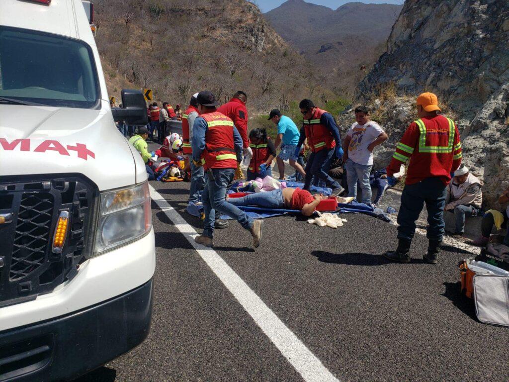 Tragedia en la Carretera Mitla-Tehuantepec: Once Fallecidos y Decenas de Heridos