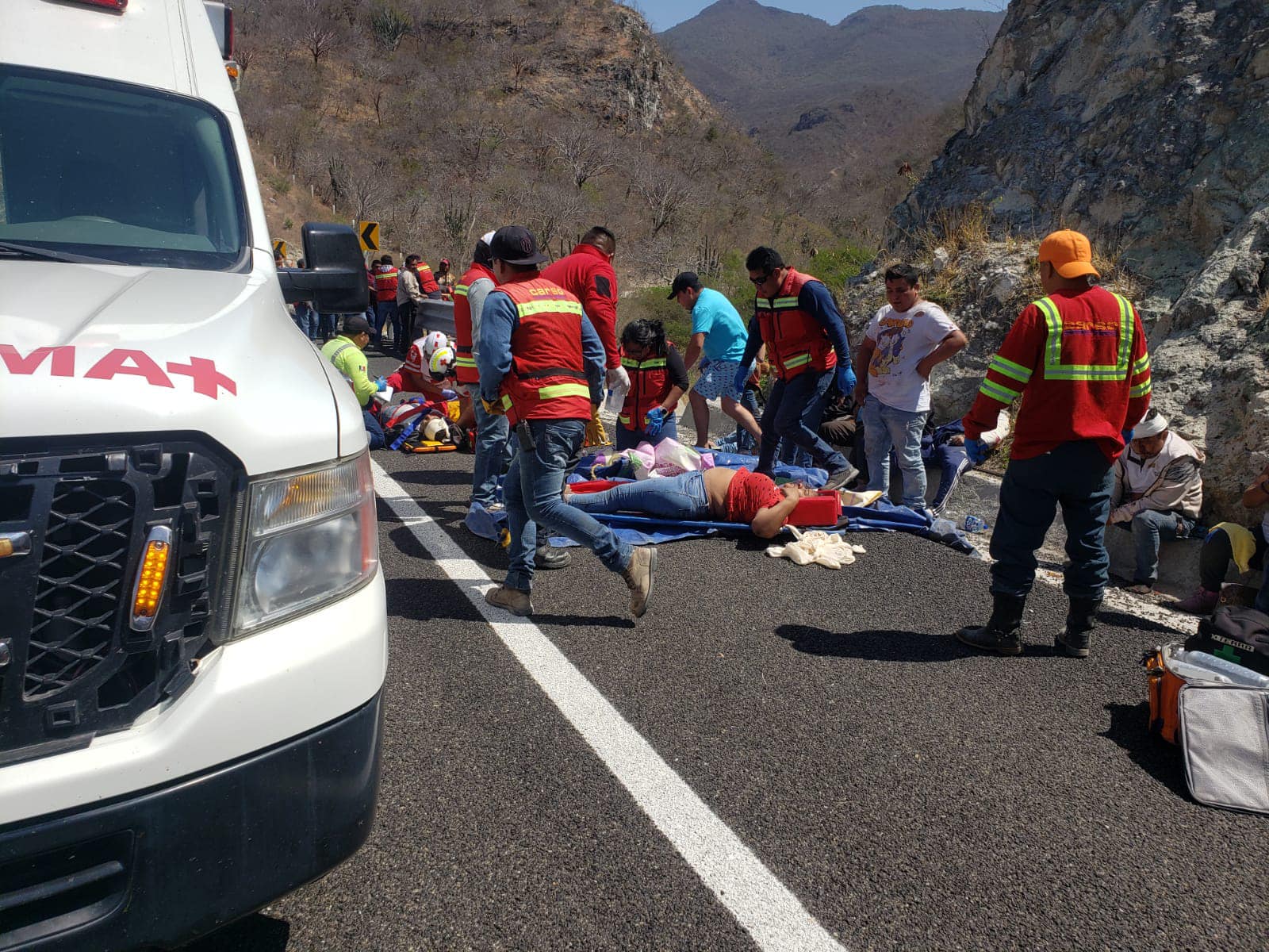 Tragedia en la Carretera Mitla-Tehuantepec: Once Fallecidos y Decenas de Heridos