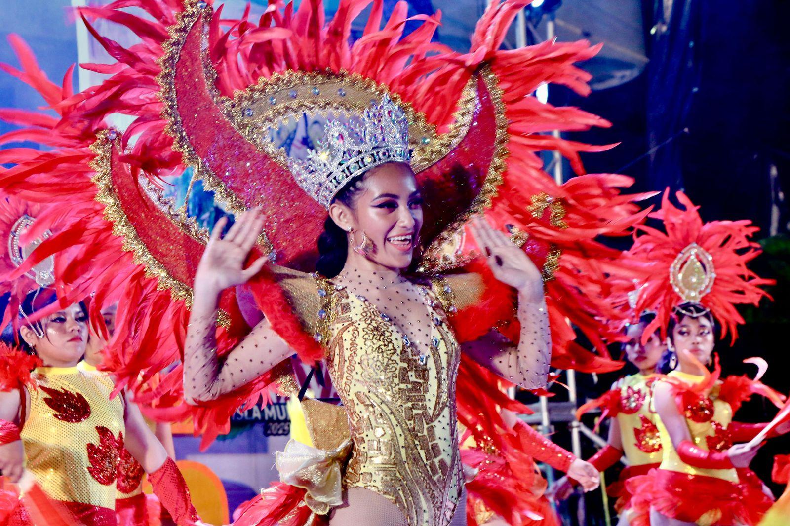 Isla Mujeres celebra con miles de asistentes la espectacular “Noche de Fuego” del Carnaval 2025