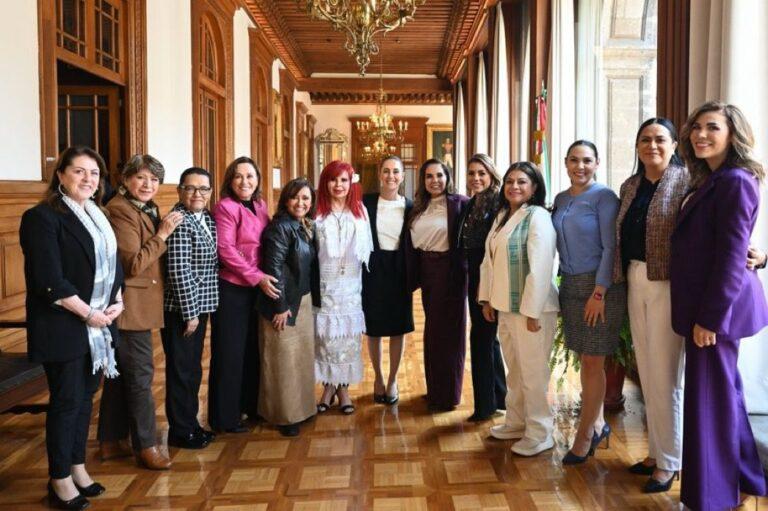 Gobernadores y el gobierno federal revisan avances del IMSS-Bienestar Ciudad de México.- En un esfuerzo por consolidar un sistema de salud pública gratuito y de calidad, la presidenta de México, Claudia Sheinbaum, convocó a las y los gobernadores del país a una reunión de trabajo para evaluar los avances del IMSS-Bienestar. Entre los asistentes destacó la gobernadora de Quintana Roo, Mara Lezama Espinosa, quien reafirmó su compromiso con la salud de la población quintanarroense y respaldó la estrategia del gobierno federal para garantizar el acceso universal a servicios médicos de calidad. Un paso más hacia la federalización de los servicios de salud Durante la reunión, se analizaron los avances en la implementación del IMSS-Bienestar, un programa clave para fortalecer el sistema público de salud en el país. El gobierno de Quintana Roo firmó un acuerdo de colaboración con el IMSS-Bienestar que establece la integración de infraestructura, personal, equipamiento y medicamentos para mejorar la atención médica en el estado. "La salud es un derecho fundamental para todas y todos. En Quintana Roo, estamos comprometidos con este proyecto porque sabemos que garantizar el acceso a servicios médicos de calidad cambia vidas", destacó Mara Lezama. Hospitales transferidos al INSABI para mejorar atención Como parte del proceso de federalización de los servicios de salud, Quintana Roo transfirió al INSABI la administración de tres hospitales clave: Hospital Oncológico de Chetumal Hospital Comunitario de Tulum Hospital Comunitario de Nicolás Bravo Con esta acción, se busca fortalecer la infraestructura y garantizar una mejor atención a las y los pacientes de la región. Mara Lezama reafirma su apoyo a Claudia Sheinbaum La gobernadora quintanarroense aprovechó el encuentro para expresar su respaldo a la presidenta Claudia Sheinbaum, destacando su compromiso con la soberanía nacional y el bienestar de todas y todos los mexicanos. "En Quintana Roo respaldamos su incansable labor para mejorar la vida de la gente. Seguiremos trabajando de la mano para consolidar un sistema de salud digno y accesible para todas y todos", afirmó Lezama. Liderazgo federal en la salud pública La reunión también contó con la presencia de altos funcionarios del sector salud, incluyendo: David Kersenobich, secretario de Salud Eduardo Clark, subsecretario de Salud Zoé Robledo, director general del IMSS Martí Batres, director del ISSSTE Alejandro Svarch, titular del IMSS-Bienestar Estos encuentros refuerzan el compromiso del gobierno federal con la salud y permiten coordinar esfuerzos entre entidades para garantizar una mejor atención en todo el país. Conclusión: Hacia un sistema de salud más justo y accesible La integración del IMSS-Bienestar en Quintana Roo representa un avance significativo hacia la federalización de los servicios de salud. Con el respaldo de la gobernadora Mara Lezama y la coordinación con el gobierno federal, se espera que más personas puedan acceder a una atención médica de calidad sin costo alguno. Este esfuerzo conjunto refuerza el compromiso de la presidenta Claudia Sheinbaum con la salud pública y la justicia social, pilares fundamentales de su administración.
