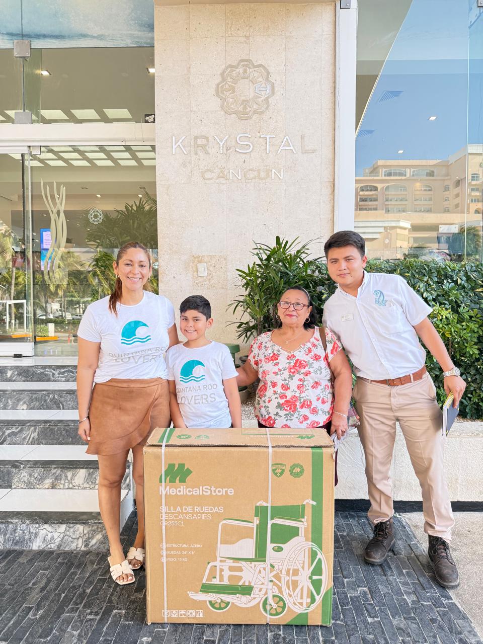 Quintana Roo Lovers y el Hotel Krystal Cancún donan silla de ruedas a la señora Fabiola Cordero