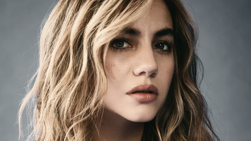 La verdad detrás de la química entre Ela Velden y Guillermo García Cantú Las historias de amor que surgen en los sets de grabación siempre han cautivado al público. Cuando los actores muestran una química innegable en pantalla, es fácil que los espectadores se pregunten si existe algo más allá de la ficción. Recientemente, Ela Velden y Guillermo García Cantú, quienes interpretaron a una pareja en "Las Hijas de la Señora García", han sido el foco de especulaciones sobre un posible romance fuera de la pantalla. La química en "Las Hijas de la Señora García" En la telenovela, Ela Velden dio vida a Mar, una joven con sueños de grandeza, quien termina casada con Luis Portilla, un hombre mayor y adinerado interpretado por Guillermo García Cantú. La historia, producida por TelevisaUnivision y transmitida por Las Estrellas, mostró una relación llena de complicidad, tensión y drama que atrapó a la audiencia. Datos de la telenovela Título Original "Mrs. Fazilet and Her Daughters" Adaptación "Las Hijas de la Señora García" Producción TelevisaUnivision Cadena de Transmisión Las Estrellas Fechas de Emisión 11 de noviembre de 2024 - 2 de marzo de 2025 Actores Principales María Sorté, Ela Velden, Oka Giner Ela Velden rompe el silencio Ante los crecientes rumores, Ela Velden decidió aclarar la situación en entrevistas recientes. La actriz negó rotundamente cualquier vínculo sentimental con Guillermo García Cantú, señalando que su relación es meramente profesional. "Quiero recalcar que solo es en la ficción, no es verdadero. Por ahí ya andan inventando que estamos juntos y no, nada que ver", declaró Ela Velden. La actriz destacó el respeto y profesionalismo que ambos mantuvieron durante las grabaciones y agradeció que la química en pantalla haya sido tan convincente que generara este tipo de comentarios. Enfoque en su carrera profesional Desde su ruptura con Emiliano Zurita, Ela Velden ha dejado claro que su prioridad actual es su carrera. Se encuentra enfocada en nuevos proyectos y en seguir creciendo artísticamente. Por su parte, Guillermo García Cantú no ha dado declaraciones sobre los rumores, pero fuentes cercanas afirman que el actor también mantiene un estricto profesionalismo en su trabajo. "Las Hijas de la Señora García": Un éxito en televisión "Las Hijas de la Señora García" es una adaptación de la serie turca "Mrs. Fazilet and Her Daughters" y ha sido un rotundo éxito en México y otros países. La trama y el talentoso elenco han mantenido cautiva a la audiencia, consolidando la producción como una de las favoritas del año. La telenovela se destacó no solo por su guion, sino también por la calidad de las actuaciones. Ela Velden y Guillermo García Cantú lograron una interpretación tan convincente que traspasó la pantalla y generó especulaciones. Conclusión Ela Velden ha desmentido los rumores de un romance con Guillermo García Cantú y ha reafirmado que su relación es exclusivamente laboral. La actriz se encuentra enfocada en su carrera y en nuevos desafíos profesionales. La química en "Las Hijas de la Señora García" fue producto del talento y compromiso de ambos actores, demostrando que la magia de la televisión sigue siendo capaz de emocionar y confundir al público.