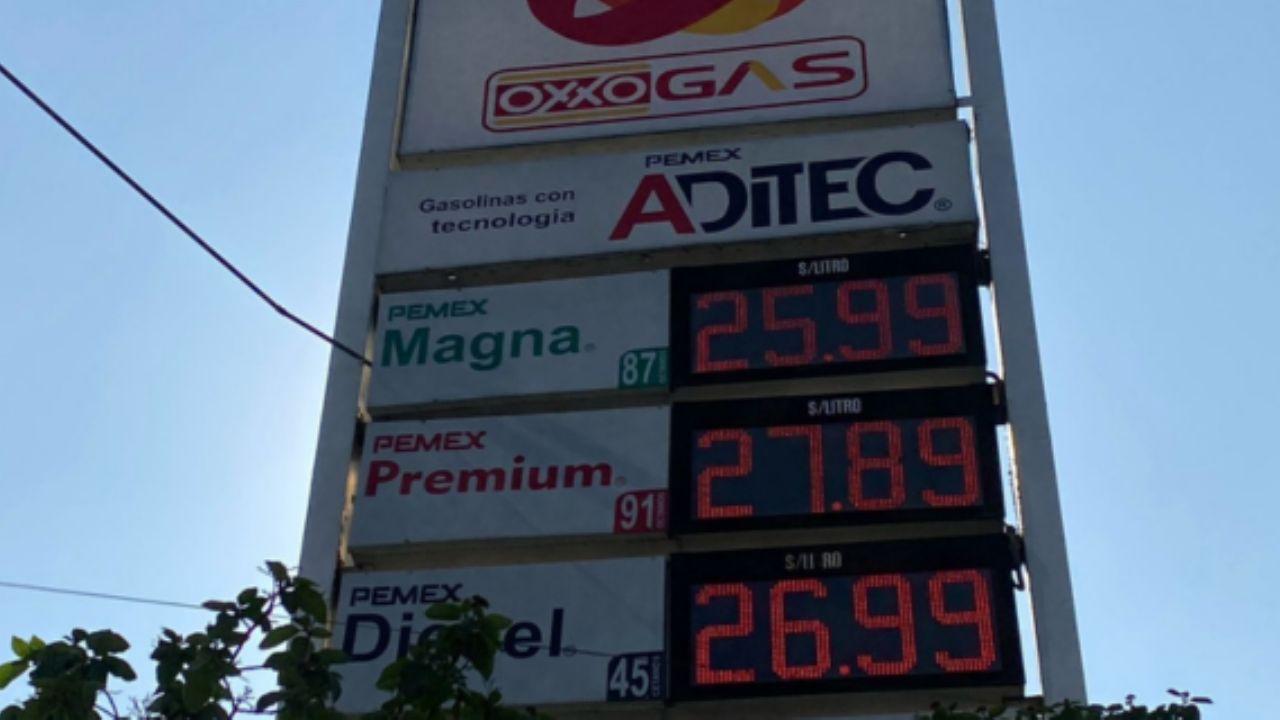Por las nubes, precio de la gasolina en Nuevo León; tampoco se respeta el tope