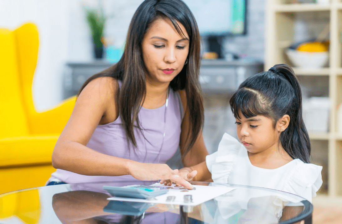 Juegos y dinámicas para enseñar finanzas a tus hijos: el truco que nadie te contó