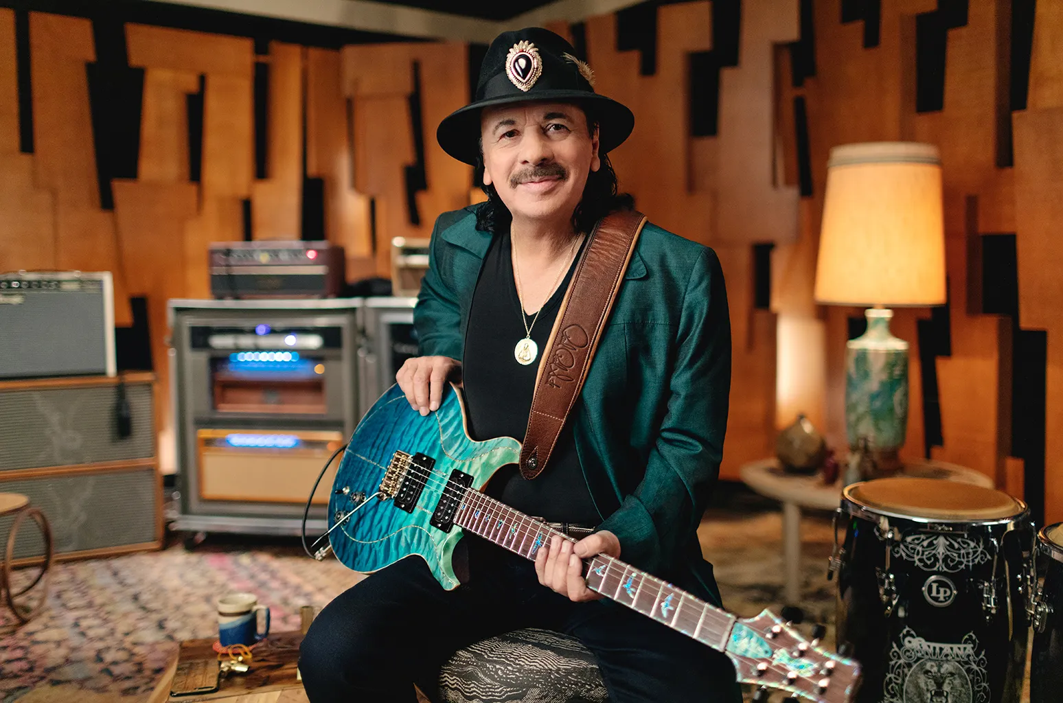 Carlos Santana enfermo de COVID: cancela conciertos y preocupa su salud