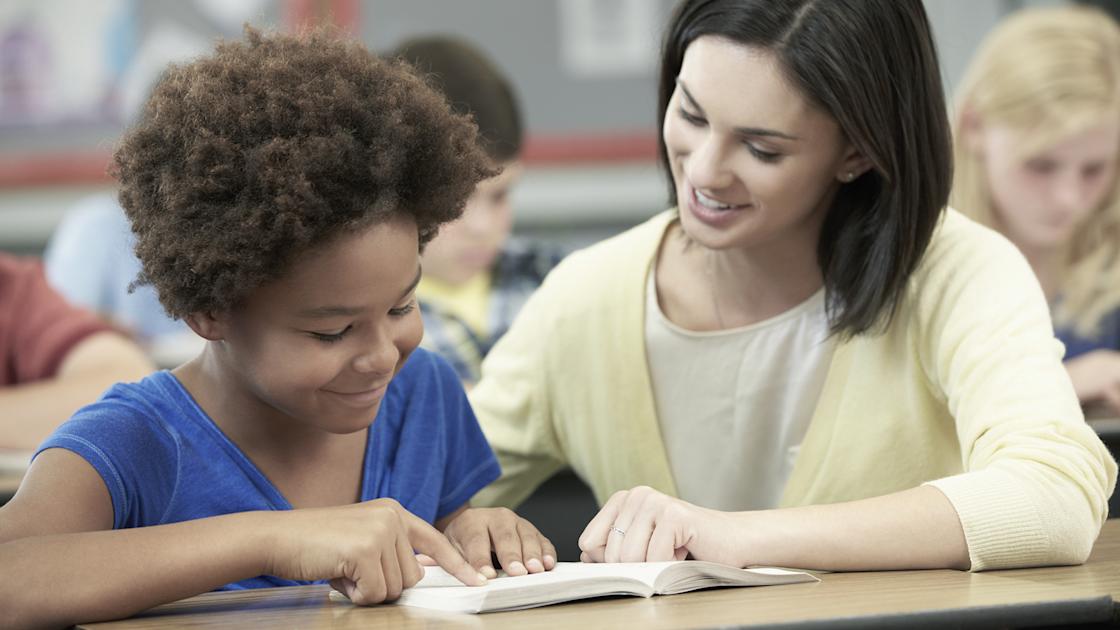 Cómo enseñar a leer a un niño con dislexia: guía práctica y emocional