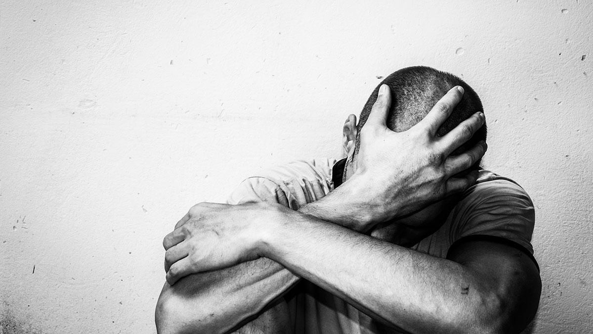 Cómo hablar con una persona adicta sin que te rechace ni se aleje