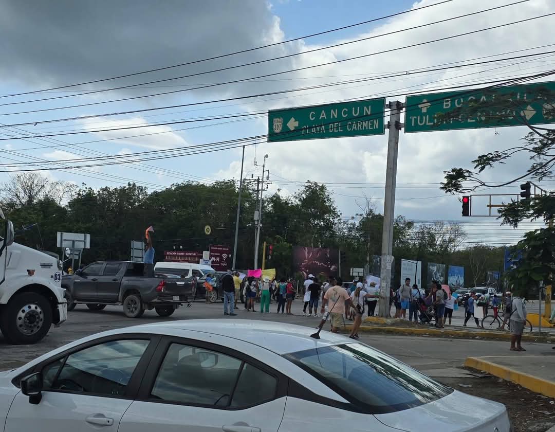 Pescadores exigen pavimentación de Tulum a Punta Allen: bloquean carretera