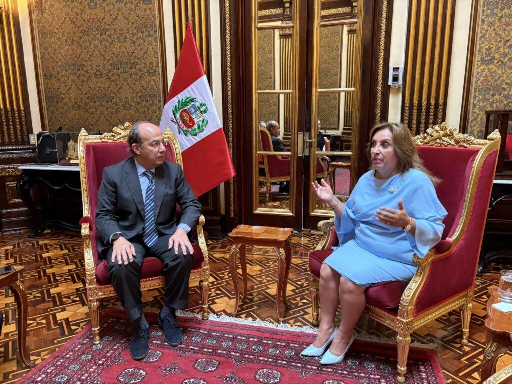 Felipe Calderón y Dina Boluarte: polémico encuentro reaviva acusaciones