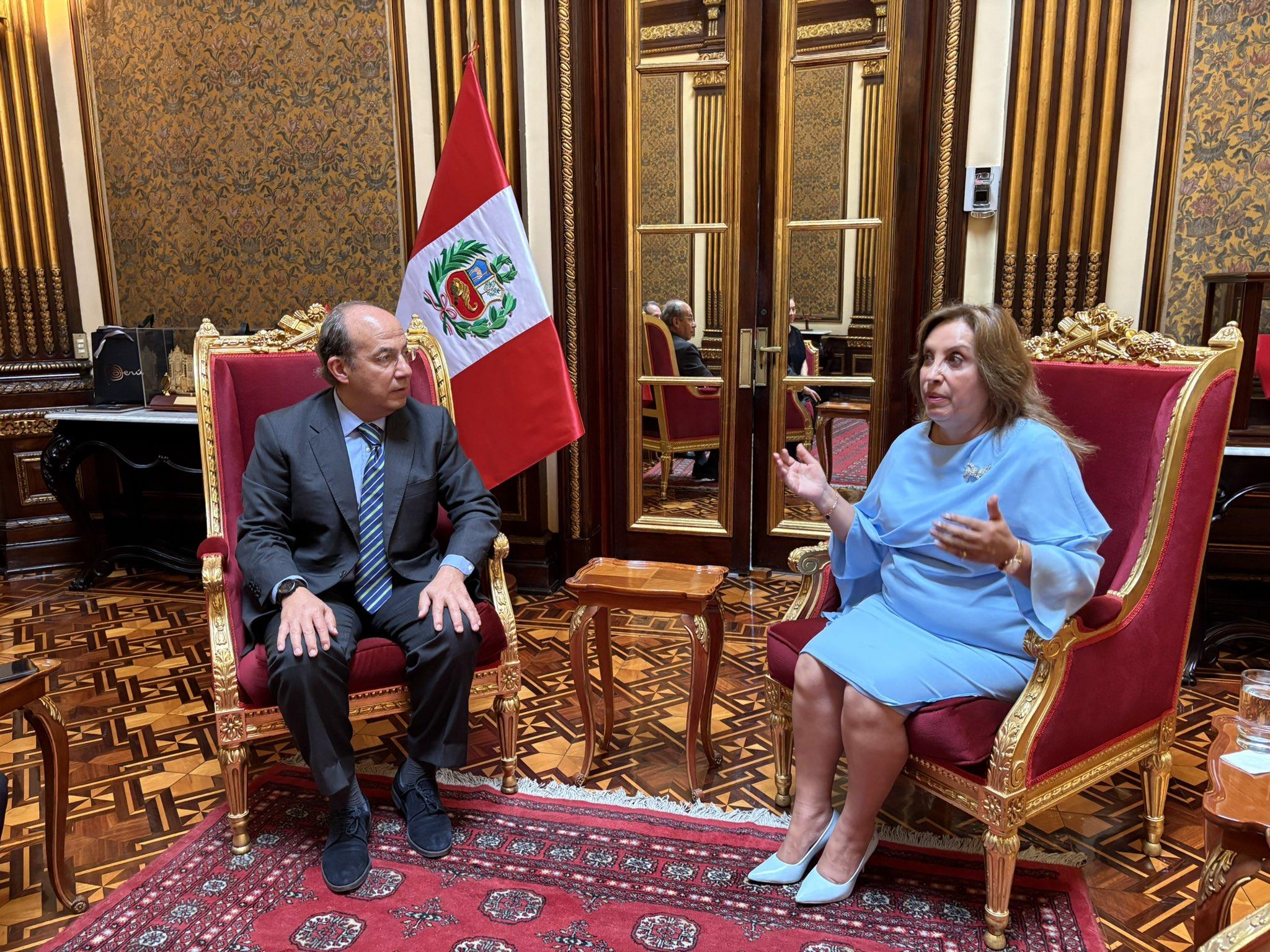 Felipe Calderón y Dina Boluarte: polémico encuentro reaviva acusaciones