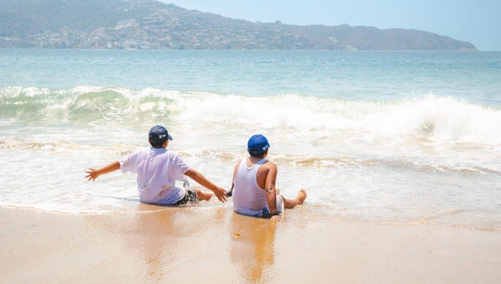 Niños indígenas conocen el mar por primera vez