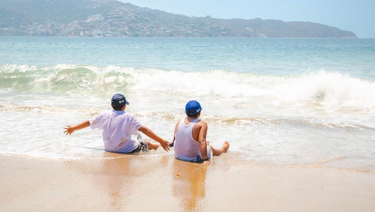 Niños indígenas conocen el mar por primera vez en Acapulco gracias al turismo social
