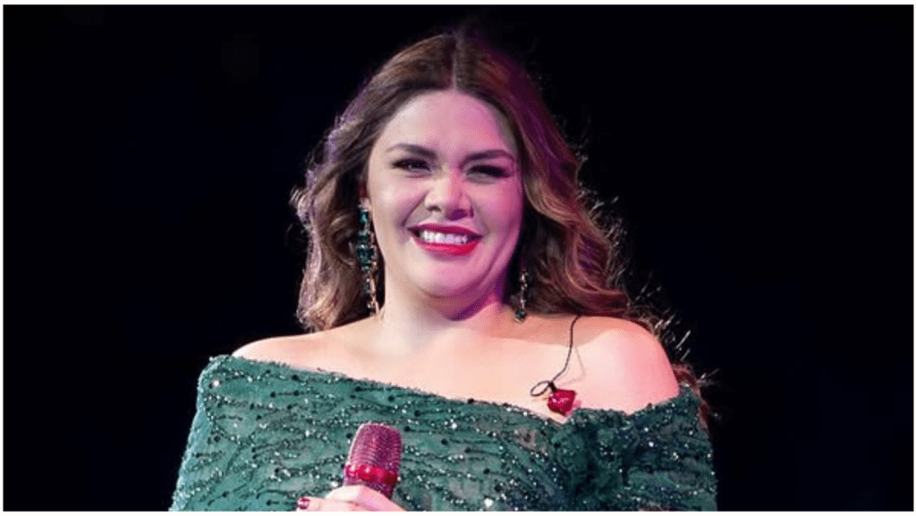 Yuridia llena Plaza de Toros y responde 20 años después a Lolita Cortés