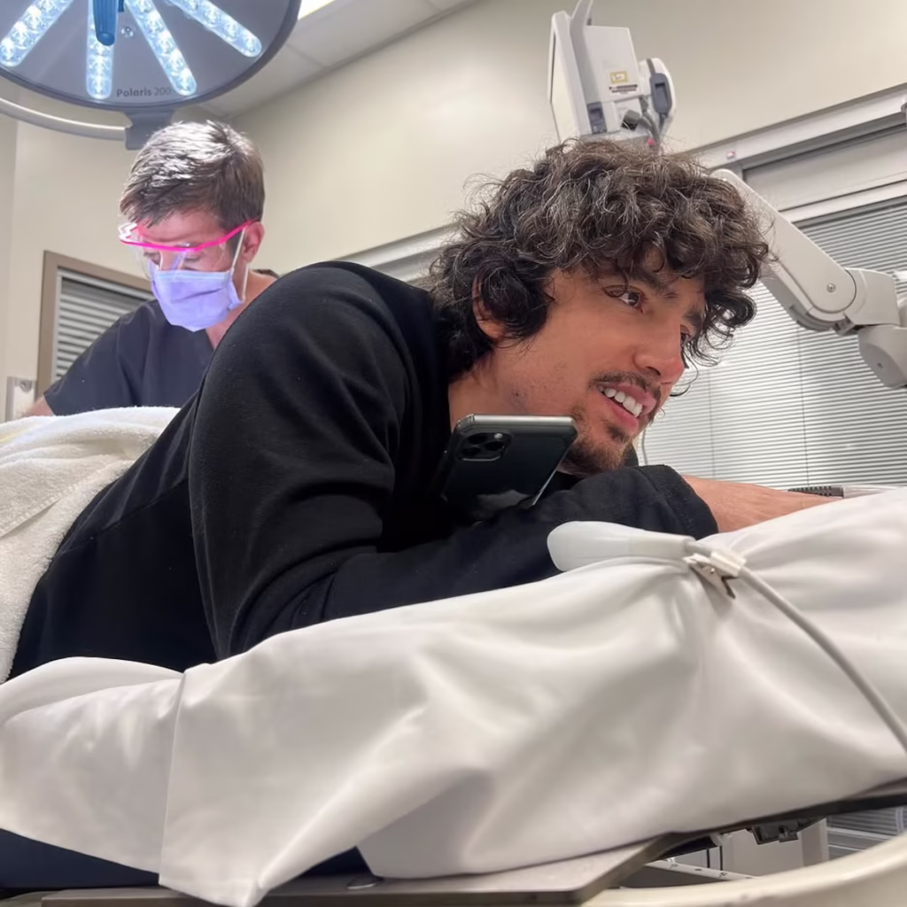 Alex Fernández sufre grave accidente en Colorado: 18 puntadas tras caída en la nieve