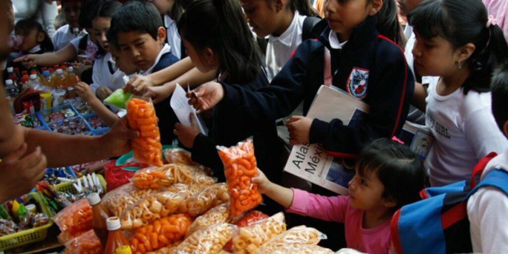 Comida chatarra en escuelas: Alumnos burlan ley con “Negocios secretos”