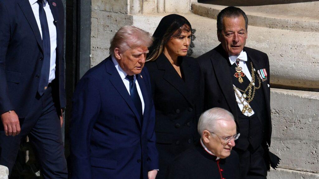 Donald Trump y Melania Trump rinden tributo al papa Francisco en emotiva ceremonia