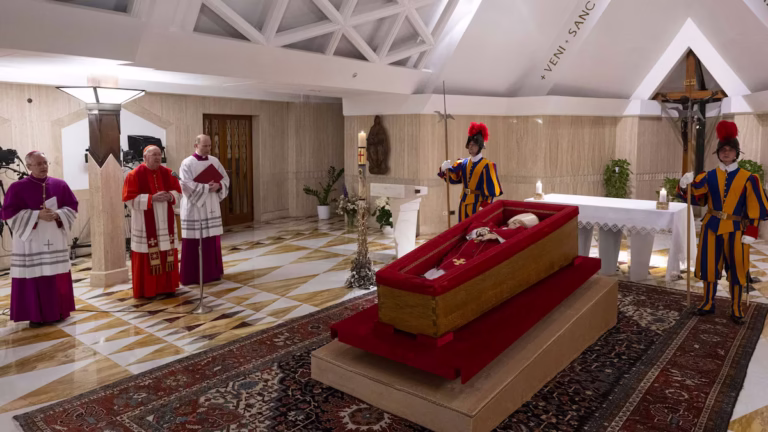 Papa Francisco en su féretro: Primeras imágenes estremecen al mundo