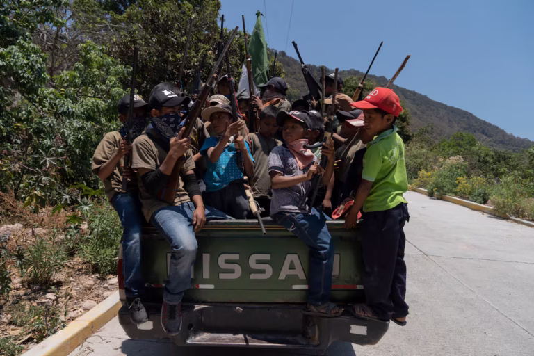 Pedro tenía 13 años cuando pidió un rifle. No buscaba jugar, sino sobrevivir. En Guerrero
