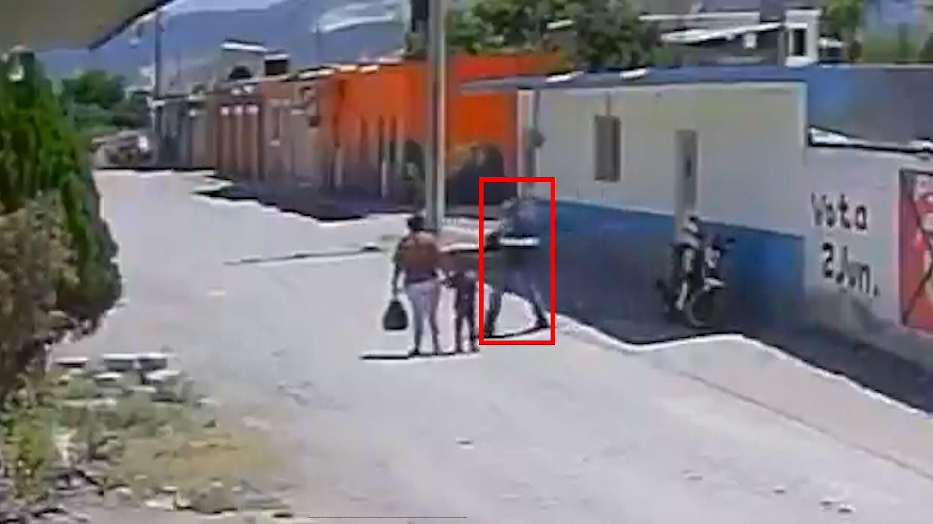 Violencia en Tilapa: Hombre golpea a su ex frente a su hijo y queda grabado