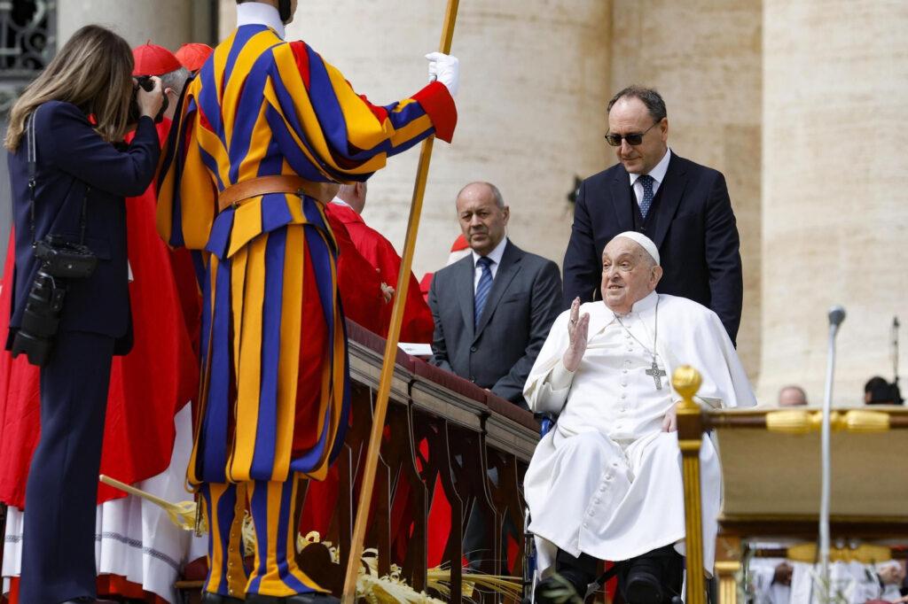 Papa Francisco sorprende en la Plaza San Pedro durante el Domingo de Ramos