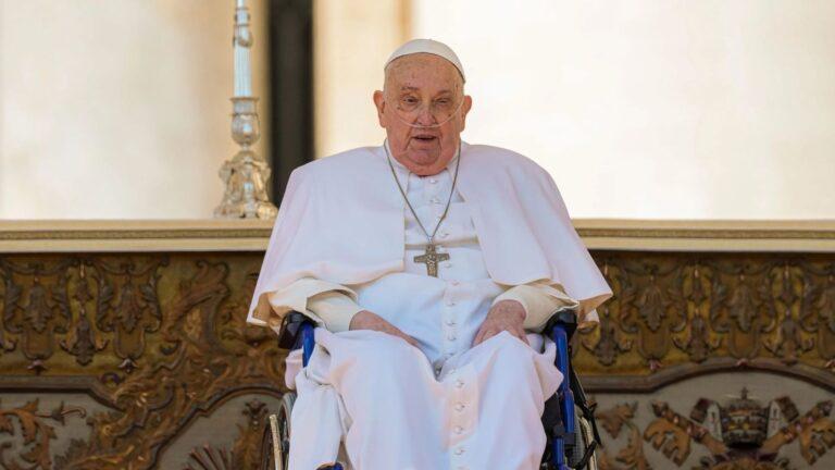 Papa Francisco, enfermedad, fragilidad, fe, Iglesia Católica, Vaticano, Jubileo 2025, salud pública, compasión, dignidad humana, médicos, espiritualidad, mensaje papal, homilía, Rino Fisichella, Benedicto XVI