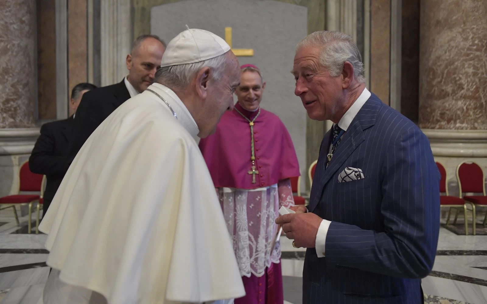 Rey Carlos lamenta la muerte del Papa Francisco: Su emotivo mensaje al mundo