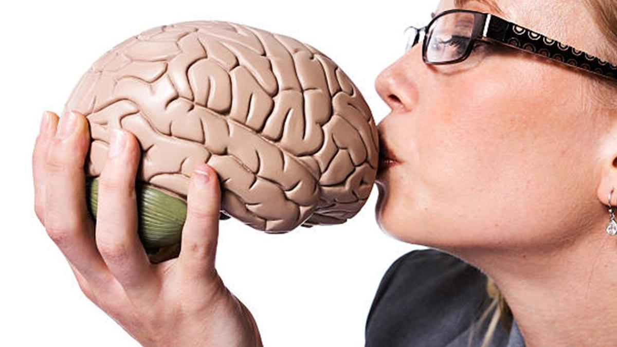 Qué es sapiosexual: el fenómeno que está redefiniendo la atracción humana