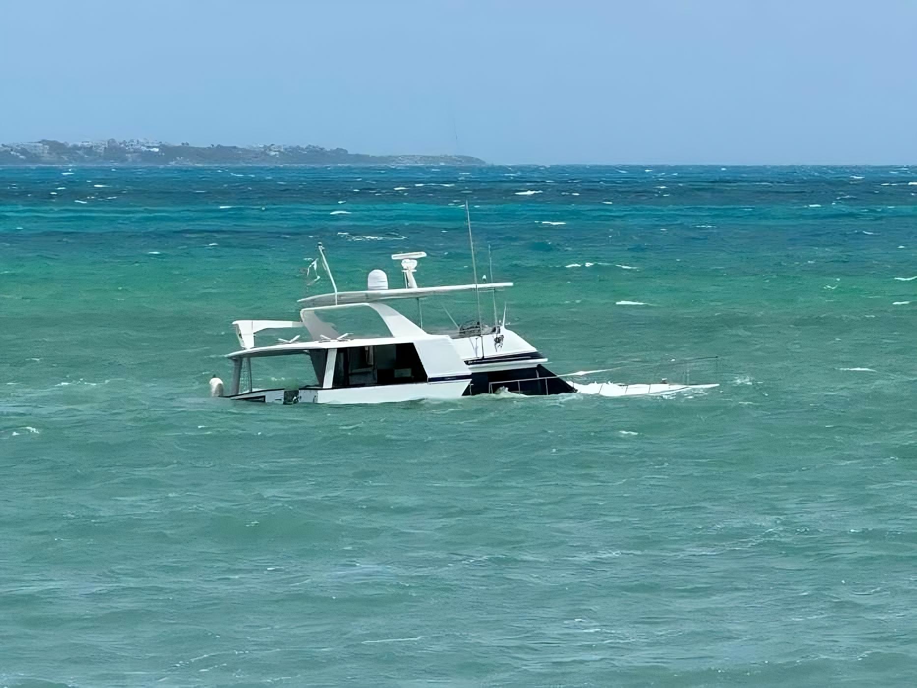 Yate se hunde en Puerto Juárez: dos rescatados tras falla mecánica y Surada