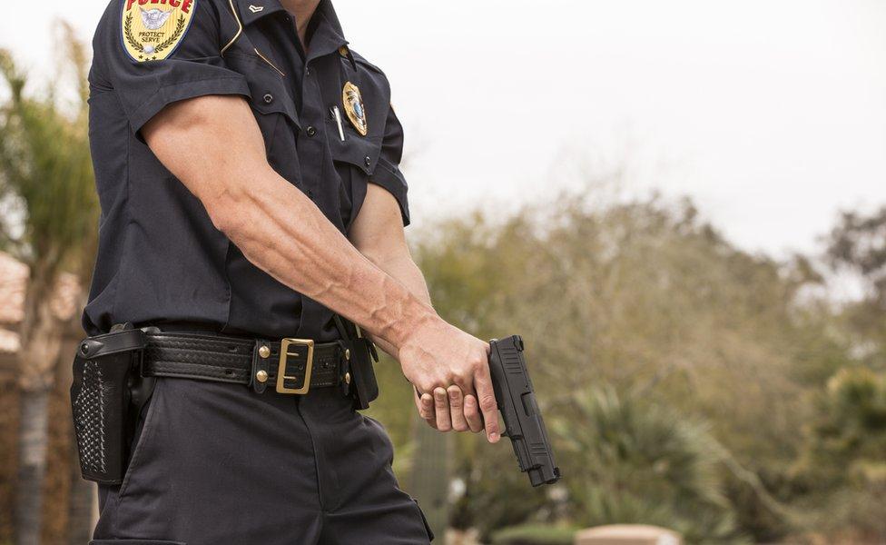 Policía de EU mata a mexicano: 30 disparos que reavivan la indignación