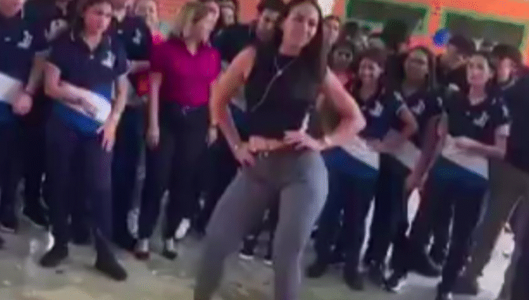 Maestra baila reggaetón frente a alumnos y desata polémica: VIDEO viral