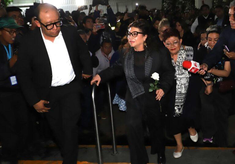 Clara Brugada asiste a velorio de  Ximena Guzmán y José Muñoz