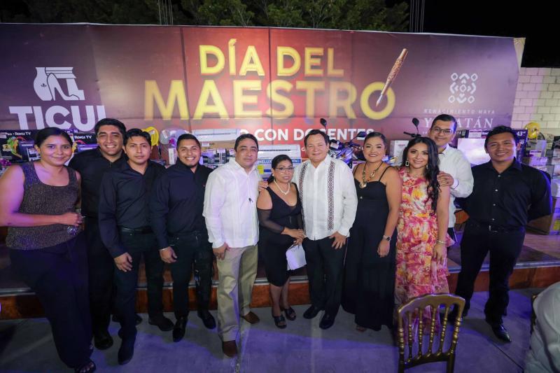 Festeja Gobernador Joaquín Díaz Mena a maestros del sur de Yucatán
