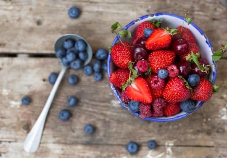 Frutillas o arándanos- ¿cuál es mejor para tu salud y por qué?