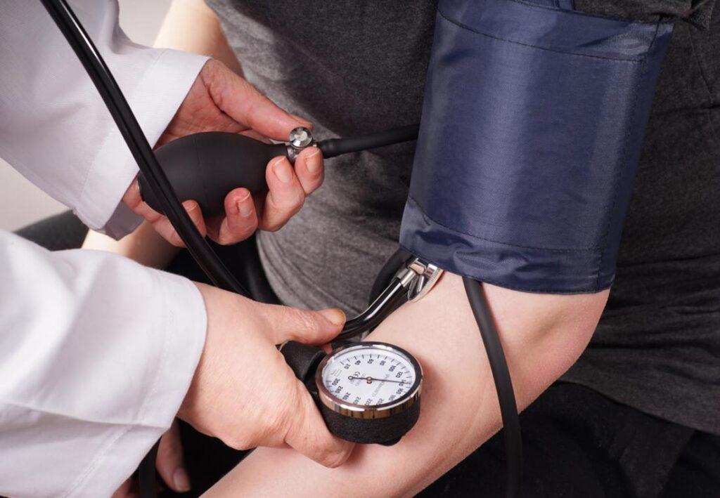 Hipertensión y diabetes matan más a los hombres: el gran fracaso de la salud pública