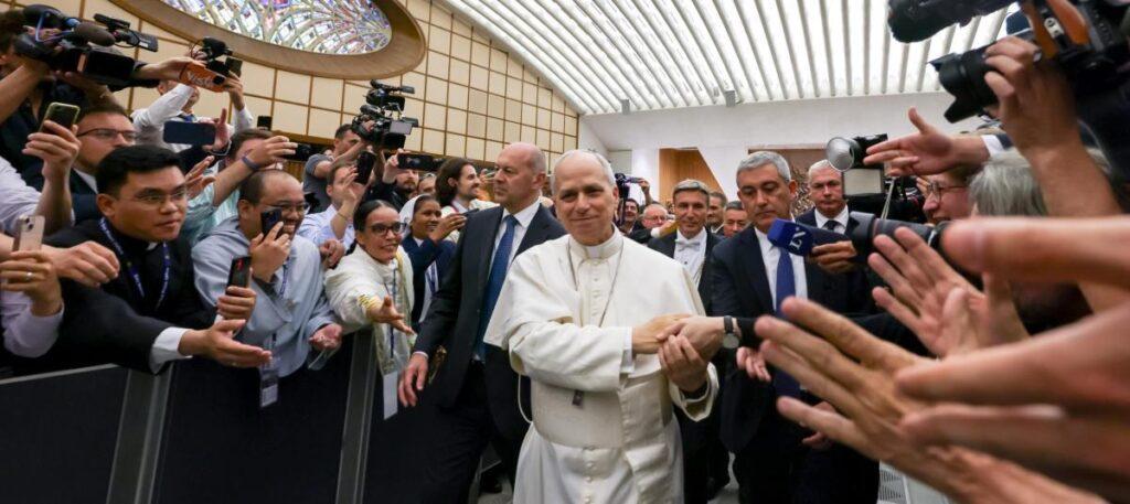 Papa León impacta al mundo en su primera audiencia con periodistas