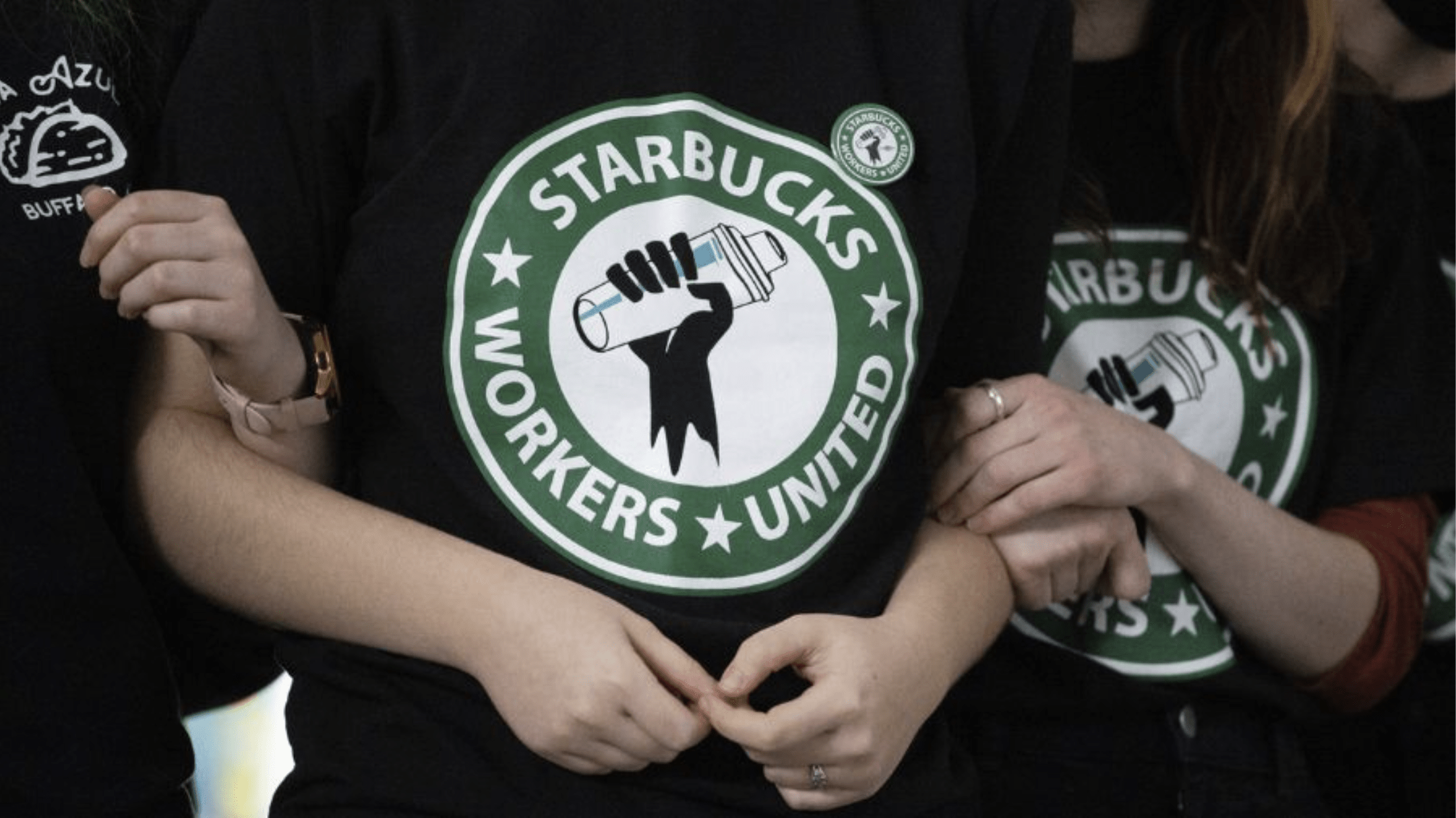 Más de 1,000 trabajadores de Starbucks estallan en huelga por nuevo código de vestimenta