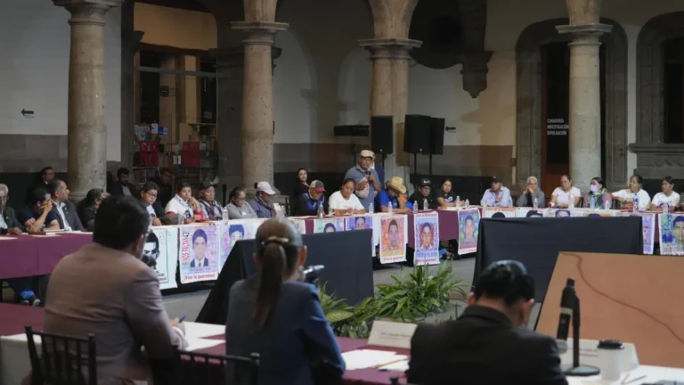 Sheinbaum promete buscar la verdad sobre caso Ayotzinapa