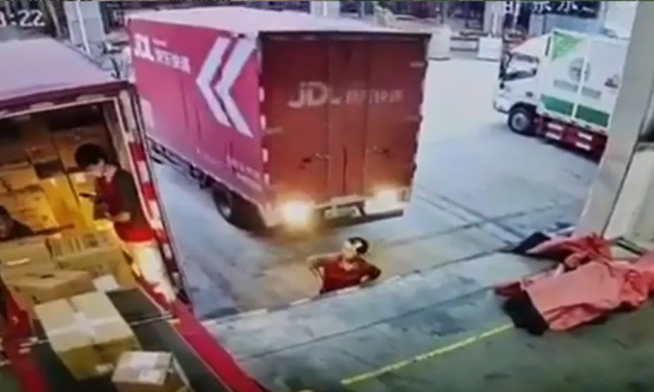 Tragedia en zona industrial: camión aplasta a trabajador