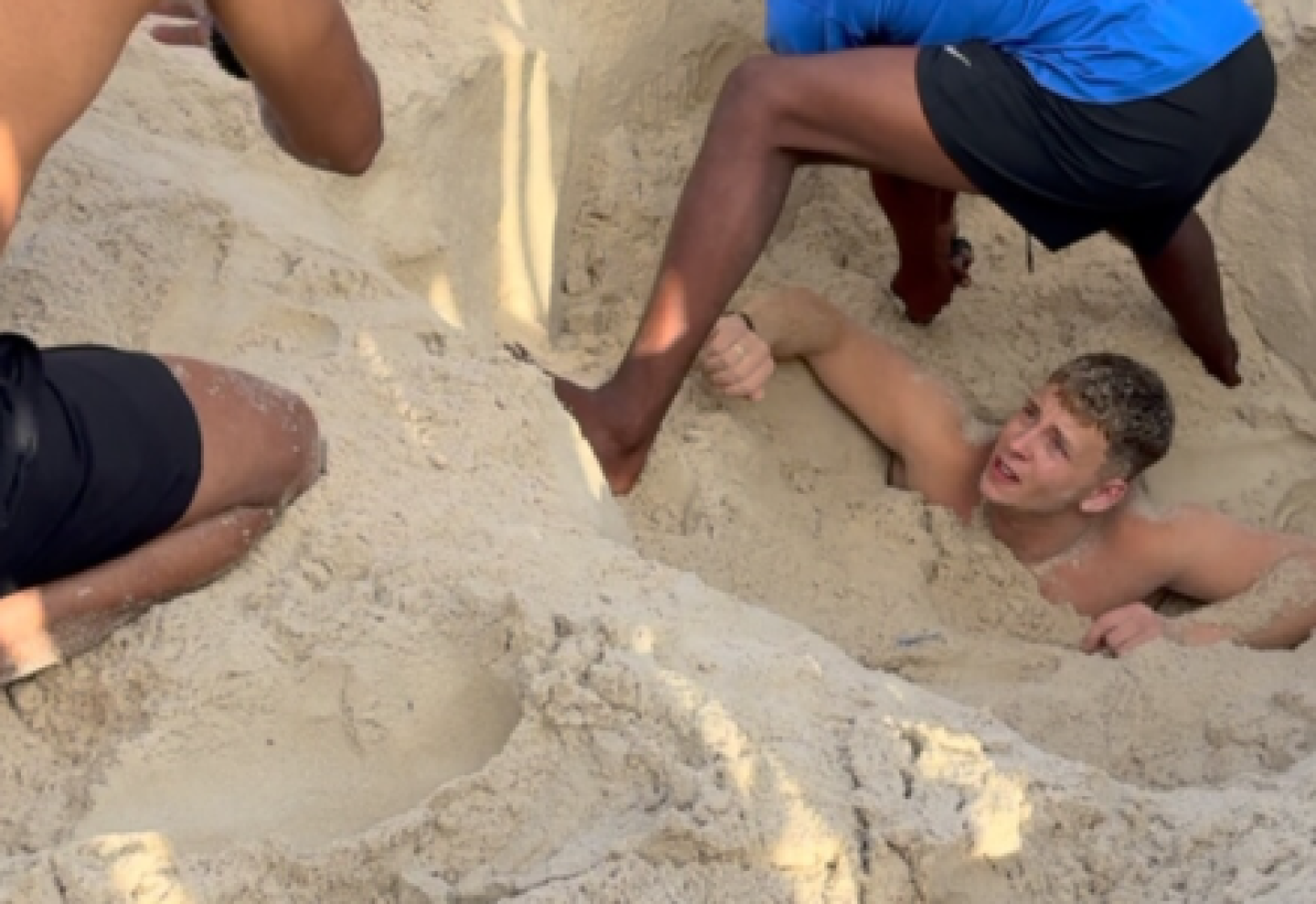 Turista queda atrapado en la arena de Copacabana: el insólito rescate que pudo ser tragedia