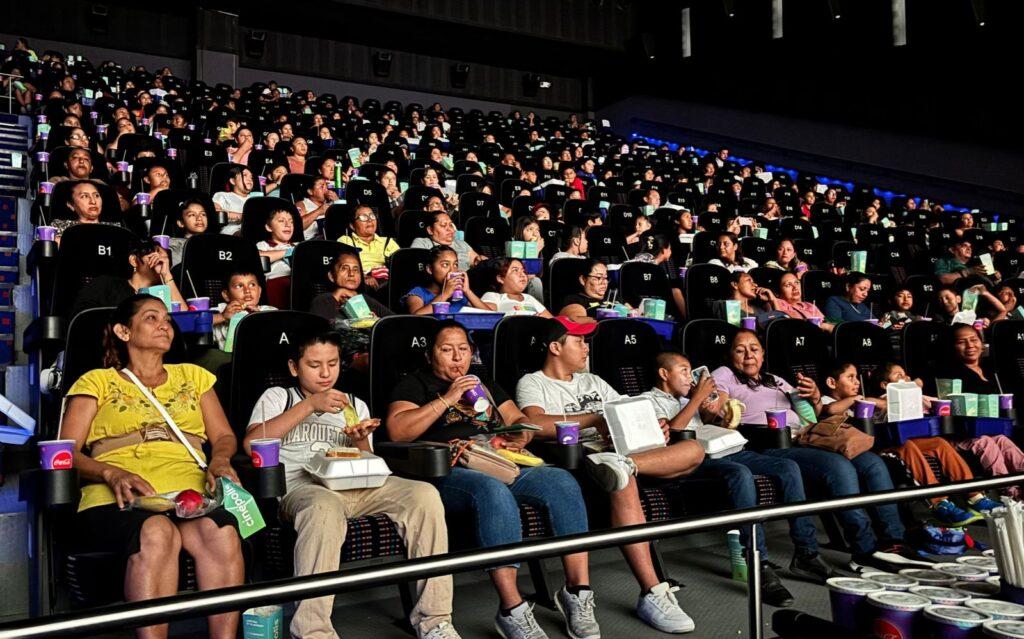 Cine gratis en Isla Mujeres: Atenea Gómez lleva alegría a 400 niños