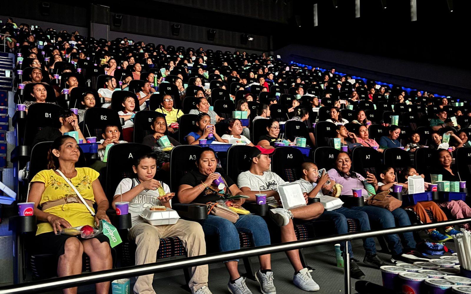 Cine gratis en Isla Mujeres: Atenea Gómez lleva alegría a 400 niños