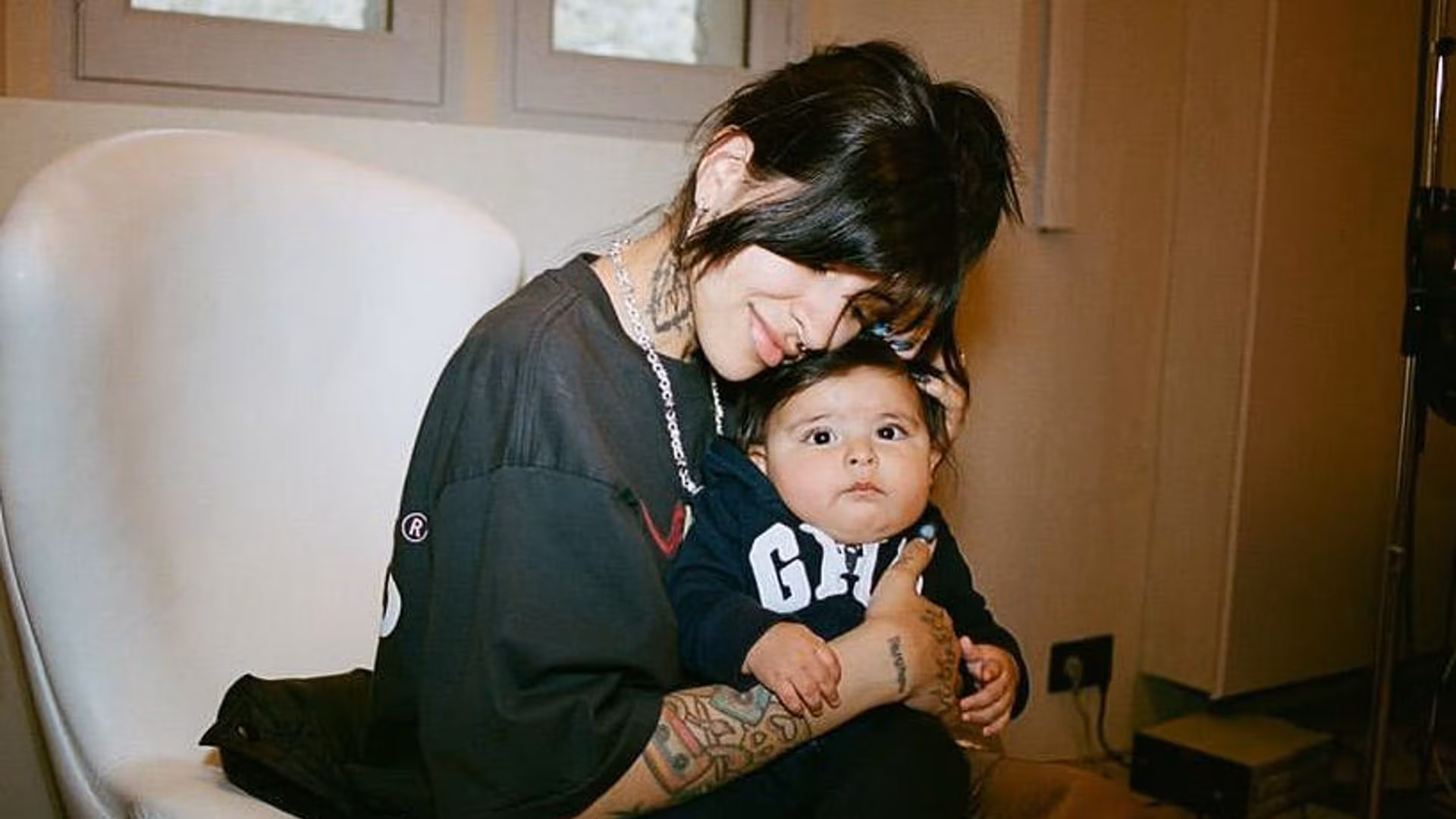 Cazzu reaparece en CDMX con Inti tras separación de Nodal: radiante