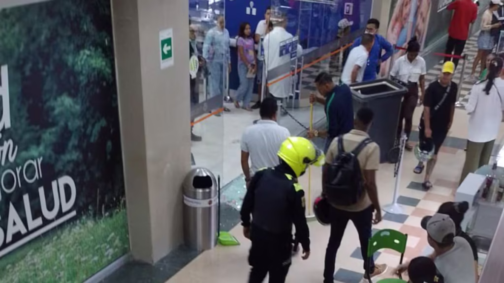 Balacera en centro comercial: Asalto a camioneta de valores causa pánico